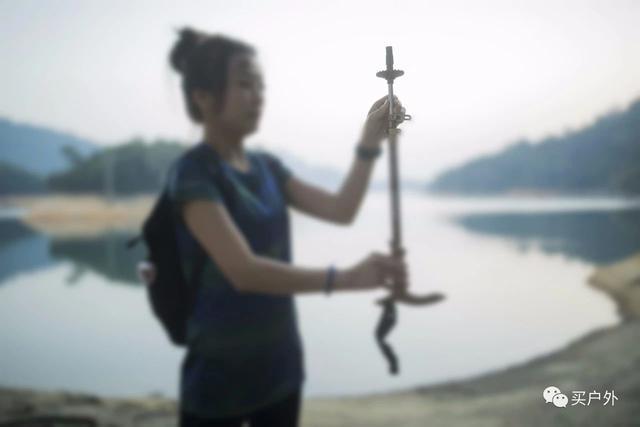 使用登山杖時，究竟要不要拔去蓋住杖尖的套？